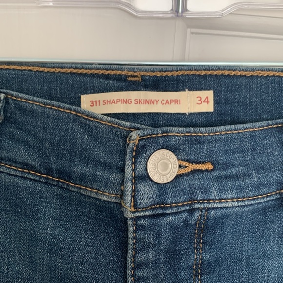 Women’s Levi’s 311 Shaping Skinny Capri (Dark Wash) - Picture 7 of 7